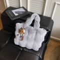 Flauschi-Tote-Bag in Grau aus Kunstpelz mit süßem Plüsch-Anhänger auf Ledersofa - Grau Mit Anhänger