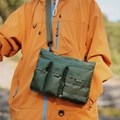 Dettaglio borsa a tracolla outdoor verde con tasche multi-funzione e sistema di cinghie MOLLE - Verde Militare