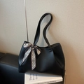 Borsa tote nera minimalista in ecopelle opaca con foulard a motivi geometrici al manico - Nero
