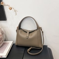 Taupefarbene Handtasche aus Leder mit Litschimuster, Klappe und Schulterriemen - Elefantengrau