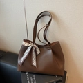 Borsa tote minimalista marrone scuro con sciarpa di seta decorativa a motivi geometrici - caffè