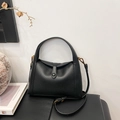 Minimalistische schwarze Handtasche mit Lychee-Textur, Gold-Hardware und Schultergurt - Schwarz