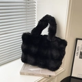 Sac à main en peluche noire douce avec texture en fausse fourrure et anse rembourrée - Noir sans Pendentif