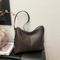 Dunkelbraune Hobo-Schultertasche aus Kunstleder mit Kontrastnähten und verstellbarem Riemen - Braun