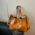 Gesteppter Rucksack aus karamellfarbenem Leder mit Kordelzug und Metallreißverschluss - Braun