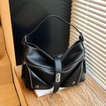 Borsa hobo nera moderna con cerniere argentate e texture in pelle a grana litchi - Nero