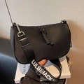 Borsa a tracolla in nylon nero con tracolla larga logata e design a mezzaluna - Stile Tracolla con Stampa di Lettere (MAITAO-1109)