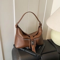 Borsa a tracolla minimalista in pelle martellata marrone con doppie cerniere decorative - Marrone