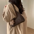 Bolso tote de ante sintético marrón oscuro con un adorable colgante de osito de peluche - Café con Colgante