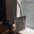 Borsa tote in pelle grigio scuro di grande capacità con ciondolo a forma di orso - Grigio