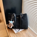 Große schwarze gesteppte Tote Bag aus mattem Wildleder mit Bärenanhänger und Metall-Logo - Mit Anhänger / Schwarz