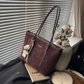 Borsa tote in camoscio rosso scuro con ciondolo a orsetto bianco e nappa decor - Borgogna