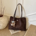 Dunkelbraune Shopper-Tasche mit Rautenmuster und Teddybär-Anhänger für den Alltag - Mit Anhänger / Braun
