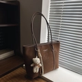 Borsa tote marrone scuro scamosciata con manici lunghi e ciondolo a forma di orso - Marrone