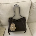 Détail du sac cabas marron mat avec coutures contrastées et charm d'ours en peluche - Café Avec Pendentif