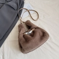 Braune Plüschhandtasche aus Kunstpelz mit Silber-Drehverschluss und Lederriemen - Khaki