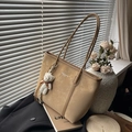 Grande borsa tote color cammello chiaro in pelle opaca con ciondolo a forma di orso - Cachi
