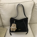 Détail du sac bandoulière en cuir mat noir avec logo doré et charm d'ours - Noir Avec Pendentif