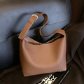 Braune Shopper-Tasche aus strukturiertem Leder mit verstellbarem Schultergurt - Braun