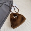 Dunkelbraune Kunstfell-Schultertasche mit silbernem Drehverschluss und Lederriemen - Braun