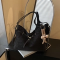 Schwarze Retro-Hobo-Schultertasche mit großem Fassungsvermögen und Hasen-Anhänger - Schwarz mit Anhänger