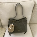 Détail d'un sac cabas en cuir vert olive mat avec un joli charme d'ours en peluche brun - Vert avec Breloque