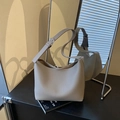 Graubraune Shopper-Tasche aus genarbtem Leder mit verstellbarem Gurt und Metallschnalle - Elefantengrau