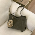 Dettaglio della borsa tote in pelle verde oliva con logo dorato e ciondolo a orsetto - Verde con Pendente