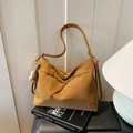 Minimalistische Vintage-Tasche in Camel-Braun mit einem kleinen Plüschhasen-Anhänger für Damen - Braun mit Anhänger