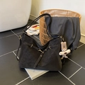Schwarze Retro-Einkaufstasche aus PU-Leder mit Metallschnalle und Plüschhasen-Anhänger - Kaffee mit Anhänger