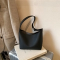 Minimalistische schwarze Hobo-Schultertasche mit Kieseltextur und silberner Schnalle - Schwarz