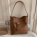 Braune Beuteltasche aus Kunstleder mit Retro-Struktur und goldener Gürtelschnalle - Braun