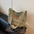 Borsa tote in tela verde militare con tracolla regolabile e patch in pelle retrò - Verde