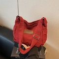 Borsa tote in tela rossa con etichetta in pelle marrone e tracolla larga in stile casual - Rosso