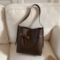 Minimalistische braune Beuteltasche mit Vintage-Lederstruktur und goldener Schnalle - Kaffeebraun