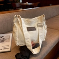 Borsa tote minimalista in tela beige con etichetta in pelle e tracolla regolabile - Bianco