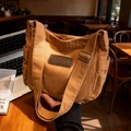 Borsa tote minimalista in tela marrone con etichetta in pelle per donna in caffè - Marrone