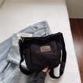 Borsa a tracolla in tela nera con toppa in pelle marrone e tracolla larga regolabile - Nero
