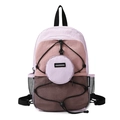 Detalle de la mochila bicolor en nailon púrpura y rosa con bolsillo de malla frontal - Rosa