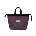 Detail der lila Nylonhandtasche mit Markenlogo-Aufnäher und schwarzen Kordelzügen - Lila