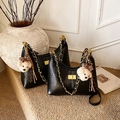Sac Hobo noir brillant avec chaîne dorée et charmant pendentif ours en peluche - Avec Pendentif / Grand / Noir