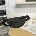 Ελαφριά τσάντα χιαστί με ασπρόμαυρο πλέγμα, ρυθμιζόμενο λουρί και διπλά φερμουάρ - Μαύρο