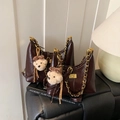 Sac hobo matelassé marron foncé avec chaîne dorée et breloque ours en peluche mignon - Avec Pendentif / Grand / café