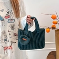 Handgefertigte dunkelgrüne Strick-Einkaufstasche mit Herzanhänger und rustikalem Häkeldesign - Blau