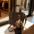 Dunkelgraue matte Beuteltasche aus Leder mit süßem Igel-Plüschanhänger für Damen - Mit Anhänger / Kaffeebraun