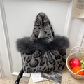 Handtasche aus Kunstpelz mit grauem Leopardenmuster und Plüschbesatz für den Winter - Grau