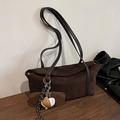 Braune Schultertasche aus Wildleder mit verstellbarem Riemen, Mini-Beutel und Baseball-Anhänger - Kaffeebraun (Mit Anhänger)