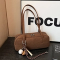 Braune Wildleder-Schultertasche in Kissenform mit Baseball-Anhängern und Reißverschluss - Braun mit Anhänger