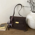 Borsa a tracolla vintage marrone scuro in pelle opaca con chiusura dorata e ciondolo cane - Marrone con ciondolo