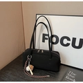 Minimalistische schwarze Zylindertasche mit Baseball-Anhänger und silbernen Reißverschlüssen - Schwarz mit Anhänger